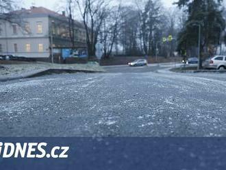 Mlhy a mrznoucí mrholení. Meteorologové varují před vznikem námrazy