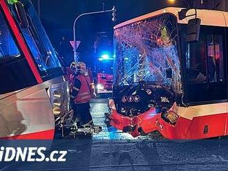 V pražské Libni se srazil autobus s tramvají, provoz již funguje