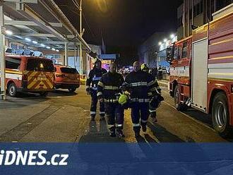 V Chrastavě hořela průmyslová hala. Nedokážou si to ošéfovat, stěžuje si starosta