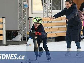 Přijeli si zabruslit, po půl hodině ale kvůli dírám kluziště v Olomouci zavřelo