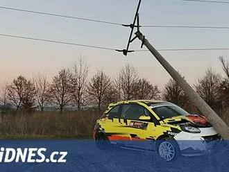 Při rallye závodník porazil sloup elektrického vedení, dvě obce byly bez proudu