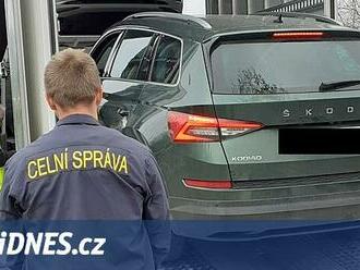 Podvodníci obrali stát o 121 milionů. Policie je zadržela, našla i diamant