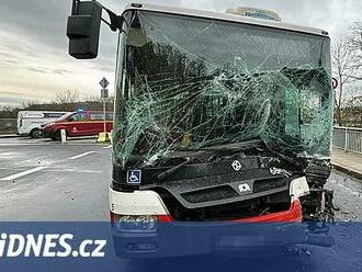 U Zbraslavi se střetl autobus s náklaďákem, doprava kolabuje