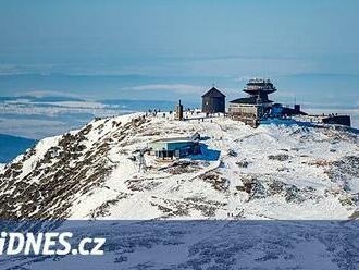 Sněžku zasáhl orkán. Silný vítr se prožene téměř celým Českem, může lámat stromy