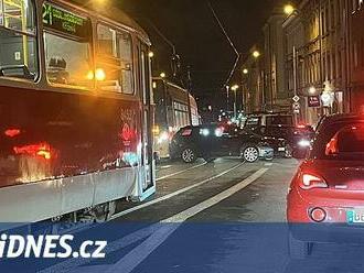 V pražské Radlické ulici bouraly tramvaj a auto, nehoda omezila provoz