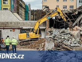 Na metru Českomoravská se už bourá. K O2 areně nedojdete přímým východem