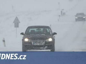 Ve vyšších polohách v noci nasněžilo a mrzne, silničáři radí zvýšenou opatrnost