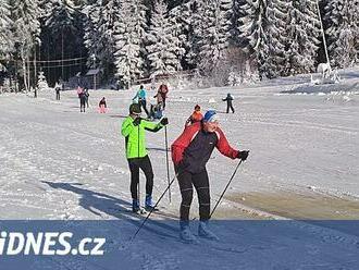 Začala zimní sezona, první sníh už brázdí běžkaři i děti na bobech