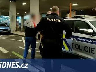 Policie přivezla do Česka sedm hledaných lidí, jednoho podezírají ze zneužití dítěte