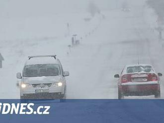 Na východě Čech zůstává na některých silnicích sníh, může být zledovatělý