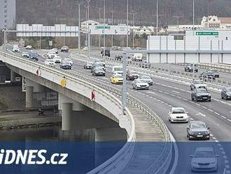 Barrandovský most se naplno otevřel. Opravy vyšly dráž, kvůli volbě betonu