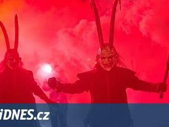 Rakouským Schladmingem se prohnaly stovky děsivých pekelných Krampusů