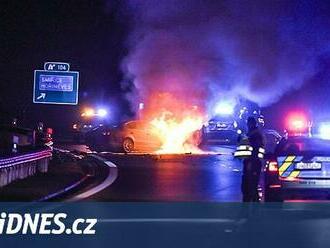 Na D11 shořelo kradené auto, policisté ho pronásledovali ze středních Čech