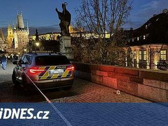 Cizinec skočil z Karlova mostu. Policie případ vyšetřuje jako sebevraždu