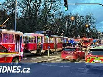 Na pražské Bertramce srazila ráno tramvaj muže, přišel o nohu