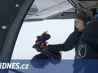 Pozor, padá krocaní bomba! Pilotka provozuje na Aljašce unikátní službu