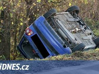 Kudy na autobus, ptal se muž uprchlých chovanců. Ti ho okradli a pak havarovali