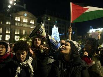 Polícia zadržala v Amsterdame desiatky propalestínskych demonštrantov. Niektorí pri zatýkaní kládli odpor