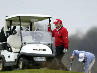 Farage: Ak Trump voľby prehrá, mal by sa s tým zmieriť a hrať golf v Škótsku