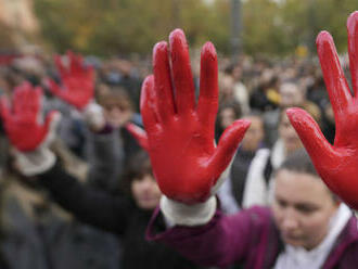 Stovky Srbov protestovali proti korupcii po nehode so 14 obeťami: Krv je na vašich rukách