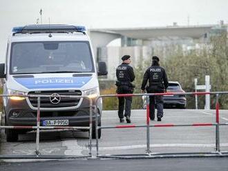 Muž v Kolíne nad Rýnom odhryzol policajtke kus ucha. Zranil aj ďalších troch členov hliadky