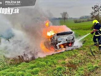 FOTO Dramatická dopravná nehoda: Vodič unikol z horiaceho auta po náraze do zábradlia