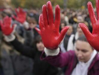 Nevinné zhromaždenie vyústilo v protest: Násilníci ničili, čo im prišlo do cesty, zakročila polícia!