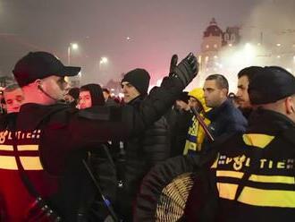 Násilný scenár sa zopakoval: Potýčka na štadióne v Paríži! V nasadení boli tisícky policajtov