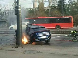 Vážna dopravná nehoda v Bratislave! Vodič v plnej rýchlosti narazil do stĺpa: Auto začalo po chvíli HORIEŤ