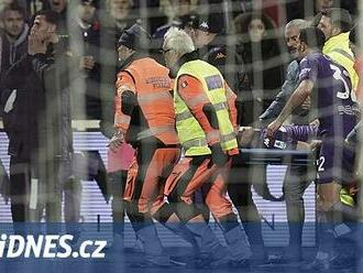 Obránce Fiorentiny zkolaboval a je v nemocnici. Zápas předčasně ukončili