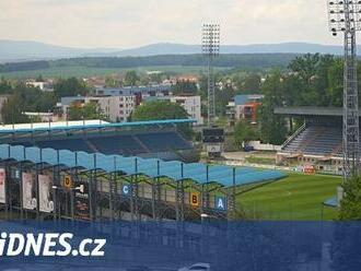 Jeden a půl milionu je málo, návrh přejmenovat stadion na Warex arenu neprošel