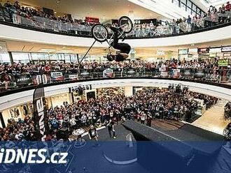 DownMall opět v Praze. Legendární adrenalinové závody ovládnou Pankrác