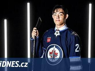 První rodák z Číny v NHL? Winnipeg se o něj na draftu rval, teď mu dal smlouvu