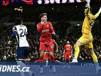 Liverpool po ztrátě Chelsea nadělil šest gólů Tottenhamu. United vybouchli