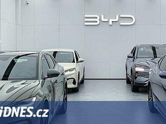 Zadržený pas a voda z kaluží. Dělníci čínské automobilky otročili v Brazílii