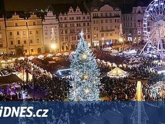 V Plzni září vánoční strom. Jezdit bude také tramvaj, ve které hrají koledy