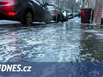 Meteorologové varují před ledovkou, klouzat to může v západní části země