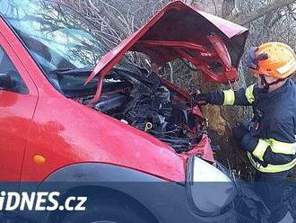 Požár auta, nehody na námraze. Ráno měli hasiči tolik výjezdů jako jindy za den