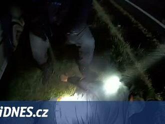 VIDEO: Drcnutí a je v příkopu. Policisté zastavili ujíždějící vůz PIT manévrem