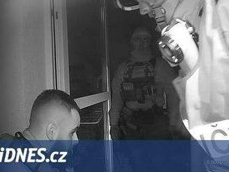 Partner držel ženu, která chtěla skočit z pátého patra. Na policisty útočil pes