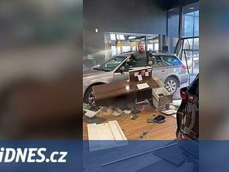 VIDEO: Projel výlohou autosalonu. Pár hodin po koupi mu odmítli reklamaci