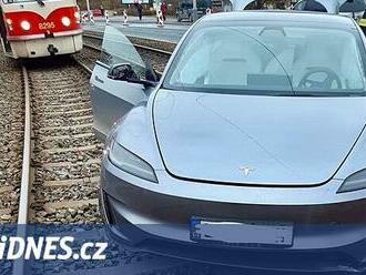 Auto po smyku uvázlo na tramvajové trati v Hostivaři, vyprostili ho jeřábem