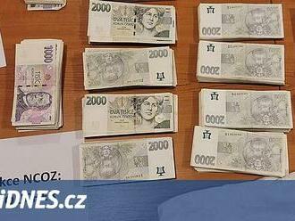 Policie rozkryla ilegální banku. Převedla až 800 milionů, kryla původ peněz