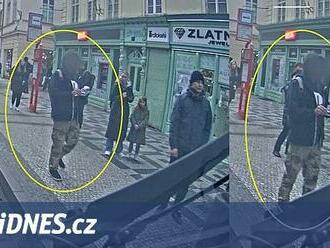 Pojď na souboj, křičel v tramvaji muž s nožem v ruce. Policie hledá svědky