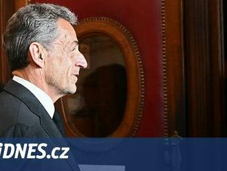 Exprezidenta Sarkozyho pohlídá elektronický náramek. Soud potvrdil rozsudek