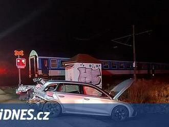 Řidič jako zázrakem přežil střet s rychlíkem na přejezdu, auto je na odpis