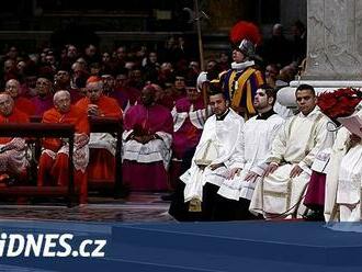 Papež František ve Vatikánu zahájil svatý rok, očekává se výstup proti válce