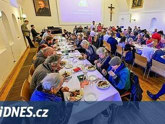 Vánoce pro ty, kteří to potřebují. 
Katolíci uspořádali oběd pro lidi v nouzi