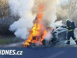 Auto začalo hořet za jízdy, řidič stihl včas vystoupit