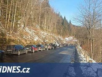 Turisté ucpali cestu do Špindlerova Mlýna. Doprava kolabuje, parkoviště jsou plná